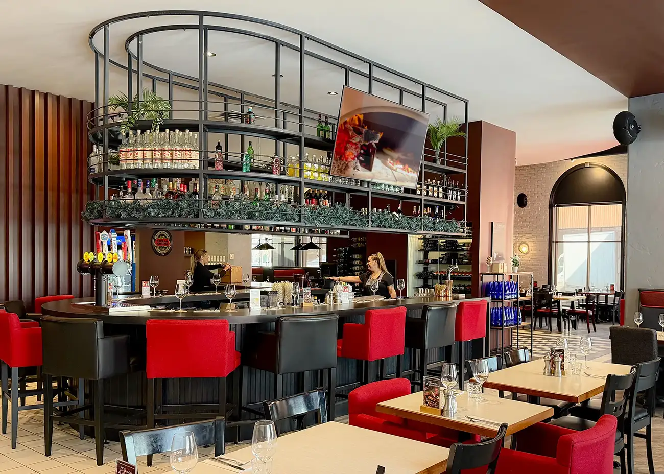 Bar du restaurant PACINI avec comptoir et places assises