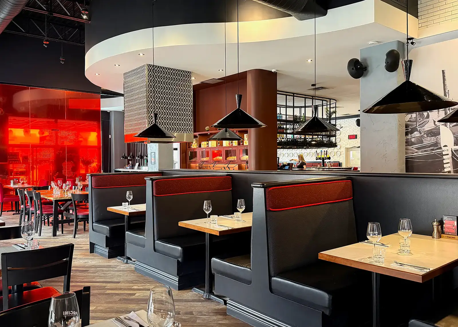 Banquettes et tables dans la salle du restaurant PACINI