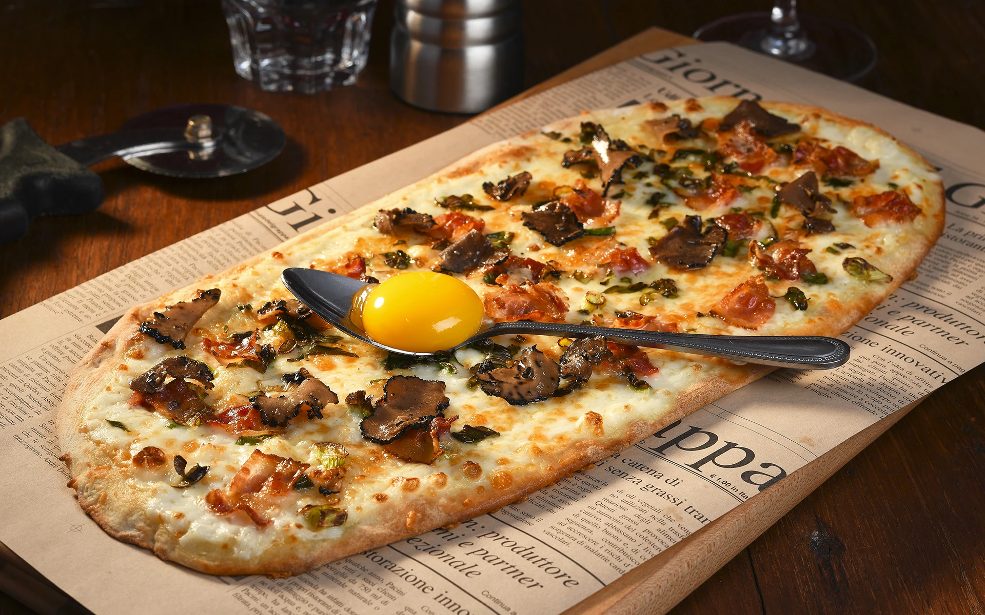 Pizza carbonara à la truffe servie chez PACINI
