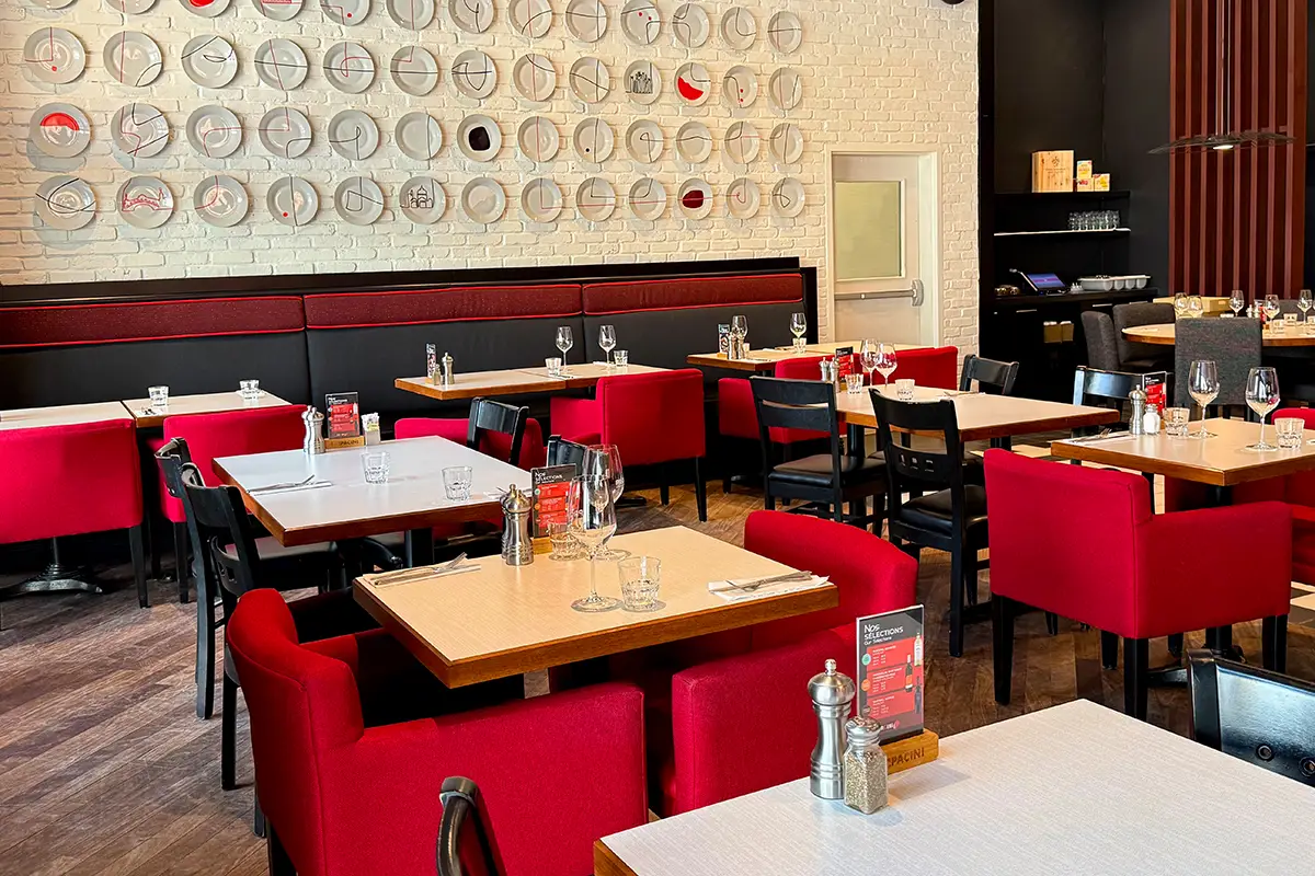 Salle à manger du restaurant PACINI avec bar central