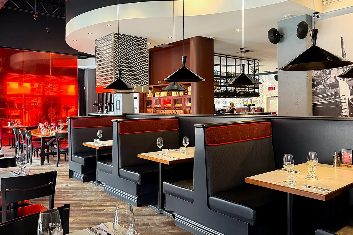 Banquettes et tables du restaurant PACINI